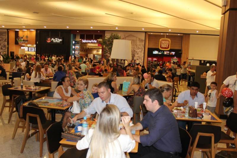 Praça de alimentação cheia no primeiro dia do Nações — foto 1