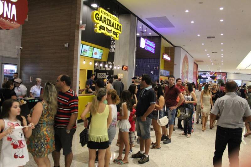 Praça de alimentação cheia no primeiro dia do Nações — foto 2