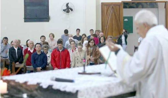 Familiares e amigos lembram morte de Mirella em missa — foto 1