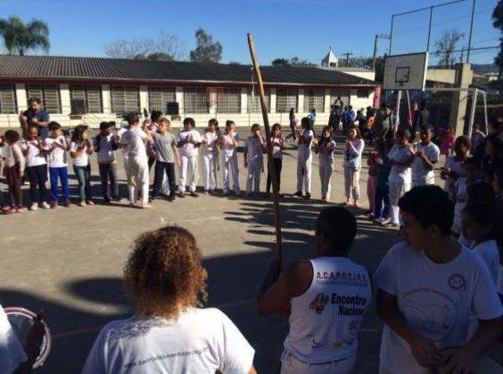 Bairro promove aula de capoeira em escola — foto 1