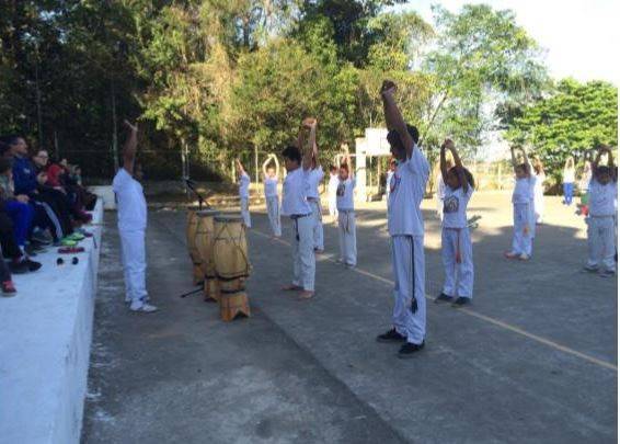 Bairro promove aula de capoeira em escola — foto 2