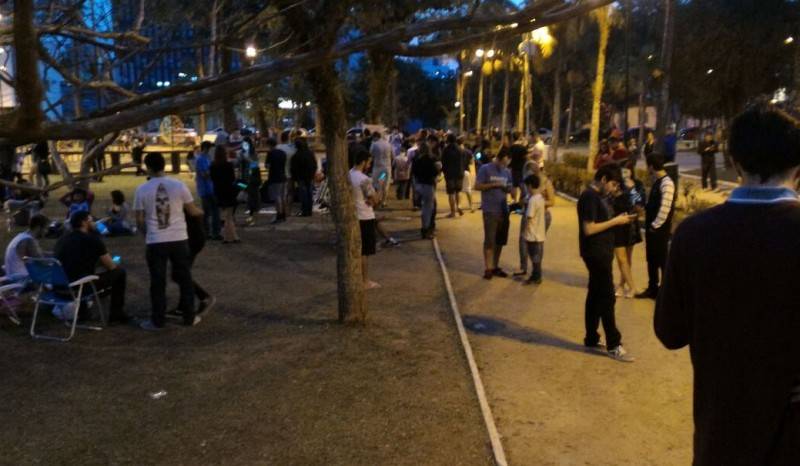 Domingo ensolarado de caça aos pokémons na Praça do Congresso — foto 2