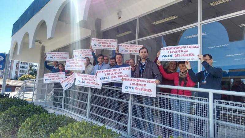 Bancários da Caixa usam cartazes para protestar — foto 1