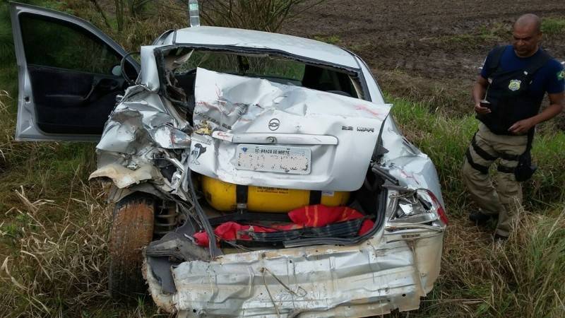 Caminhão colide em carro estacionado no acostamento da BR-101 — foto 1