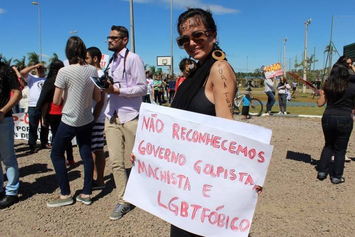 VÍDEO: Manifestação contra Temer é realizada durante desfile cívico — foto 2