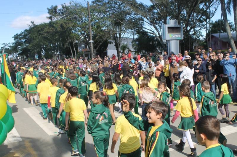 Desfile cívico em Maracajá reúne 25 instituições — foto 2