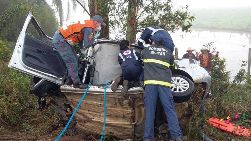 Motorista sobrevive após carro colidir em árvore — foto 1