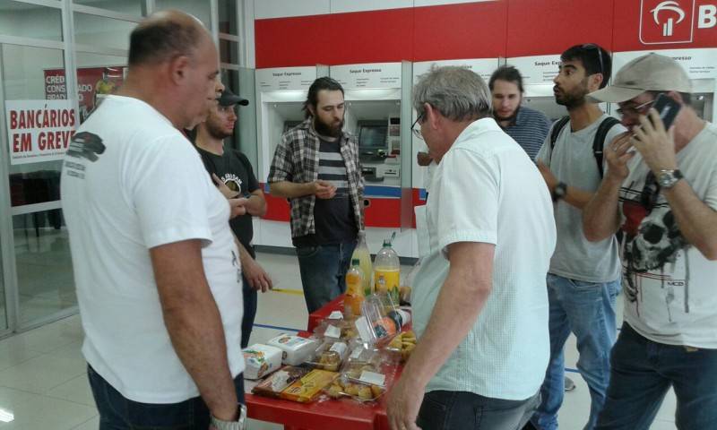 Bancários fazem protesto pelo não avanço de negociação — foto 1