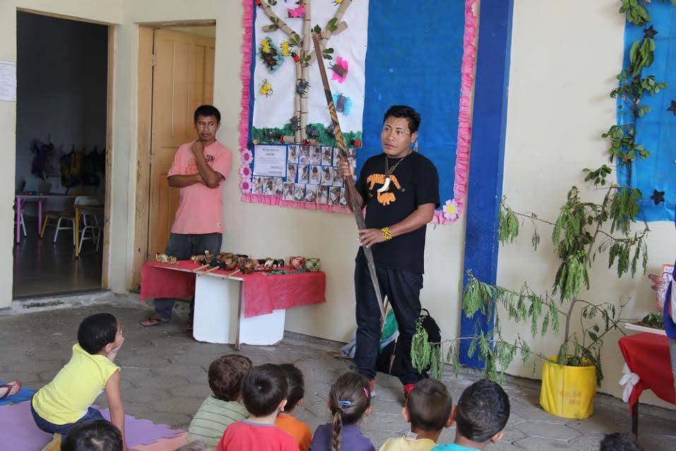 CEI Branca de Neve recebe visita de índio da Tribo Guarani — foto 1
