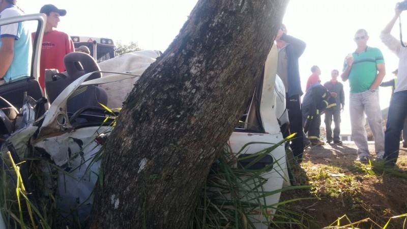 Grave colisão em árvore deixa motorista ferido na SC-285 — foto 2