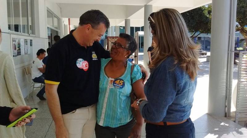 Fábio Brezola vota no Colégio Marista — foto 1