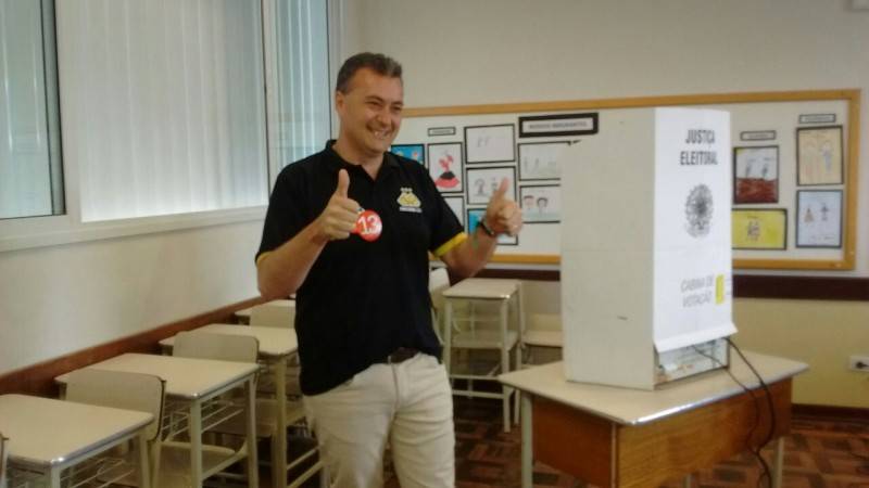 Fábio Brezola vota no Colégio Marista — foto 2