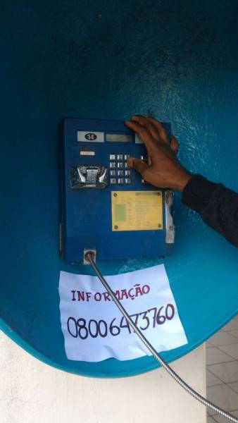 Eleitores acham seção através de orelhão no Marcos Rovaris — foto 1