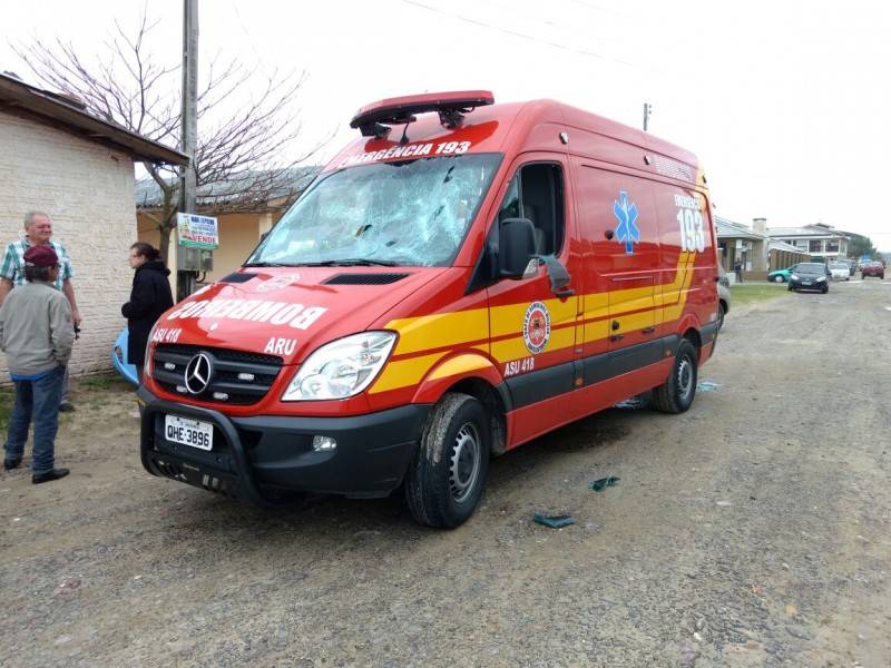 Paciente estraga ambulância e fere policial no rosto — foto 1
