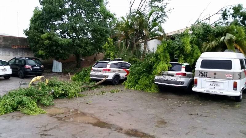 Batalhão de Polícia Militar é violentamente atingido pelo forte vento — foto 1