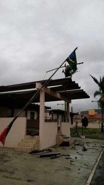 Batalhão de Polícia Militar é violentamente atingido pelo forte vento — foto 2