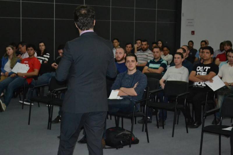 Advogado palestra sobre desafios e ameaças no ambiente digital — foto 1