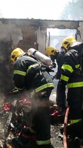 Incêndio destrói casa — foto 2