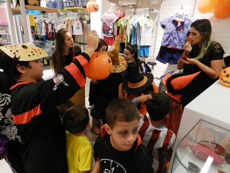 Lojas do Shopping Della entram na brincadeira de doces ou travessuras — foto 1
