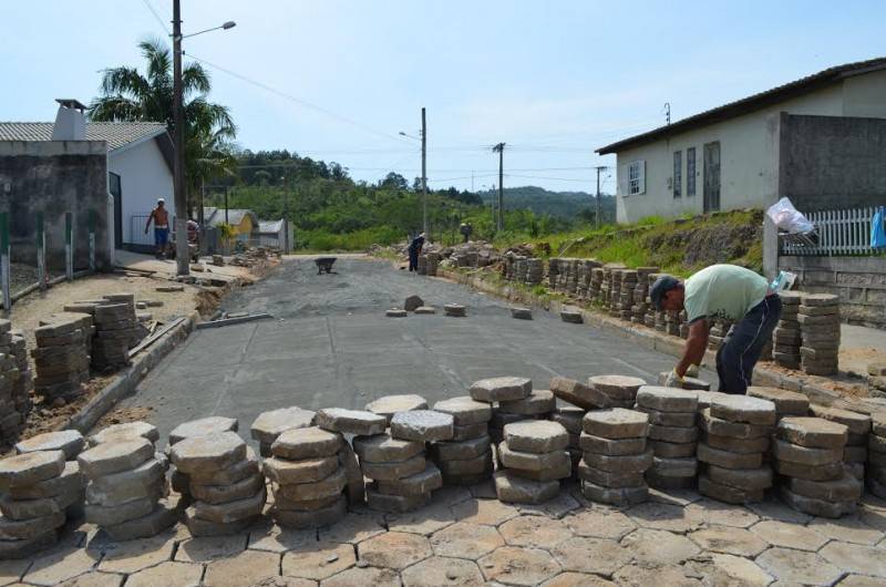 Prefeitura refaz ruas de lajotas que estavam danificadas — foto 1