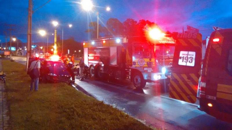 Motorista fica preso às ferragens após acidente — foto 1