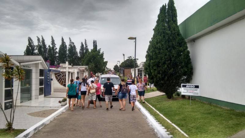Milhares de pessoas passam pelo Cemitério Municipal de Criciúma — foto 1