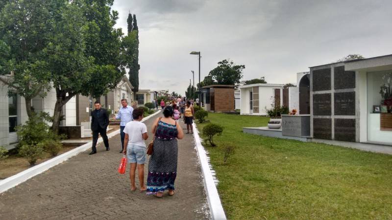 Milhares de pessoas passam pelo Cemitério Municipal de Criciúma — foto 2