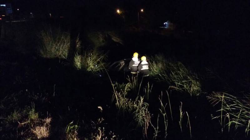 Após colisão, veículo sai da pista e cai em barranco — foto 1