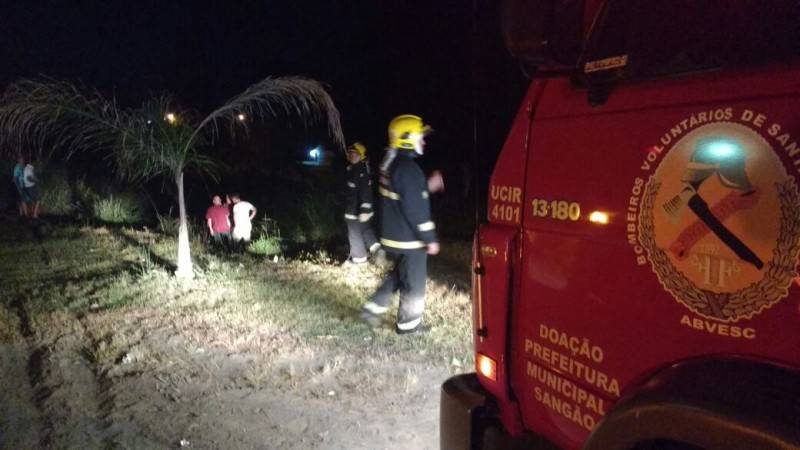 Após colisão, veículo sai da pista e cai em barranco — foto 2