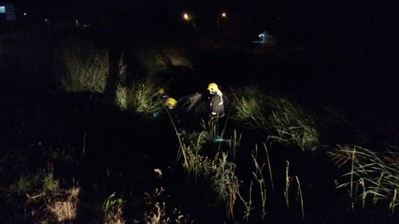 Após colisão, veículo sai da pista e cai em barranco — foto 3