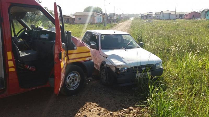 Menor de idade colide de frente com ambulância do Corpo de Bombeiros — foto 1