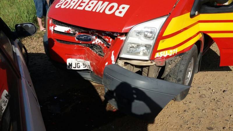 Menor de idade colide de frente com ambulância do Corpo de Bombeiros — foto 2