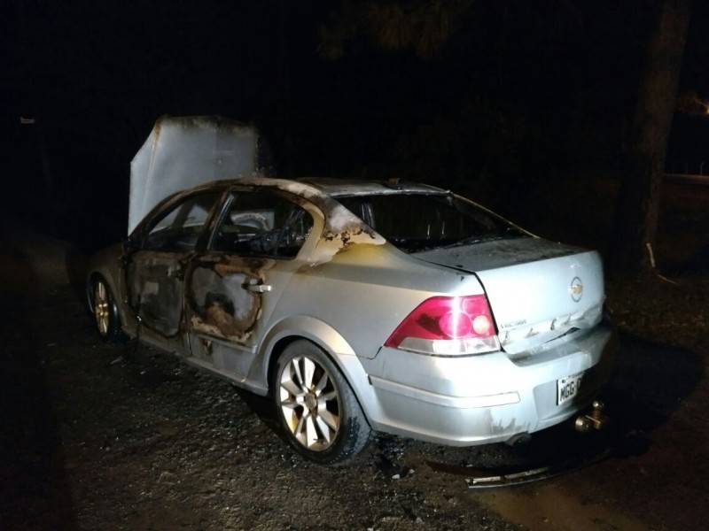 Veículo fica parcialmente destruído em incêndio — foto 1