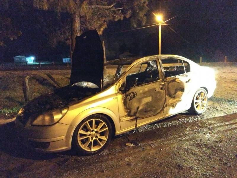Veículo fica parcialmente destruído em incêndio — foto 2