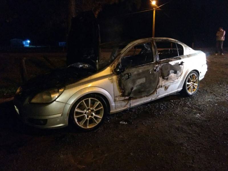 Veículo fica parcialmente destruído em incêndio — foto 3