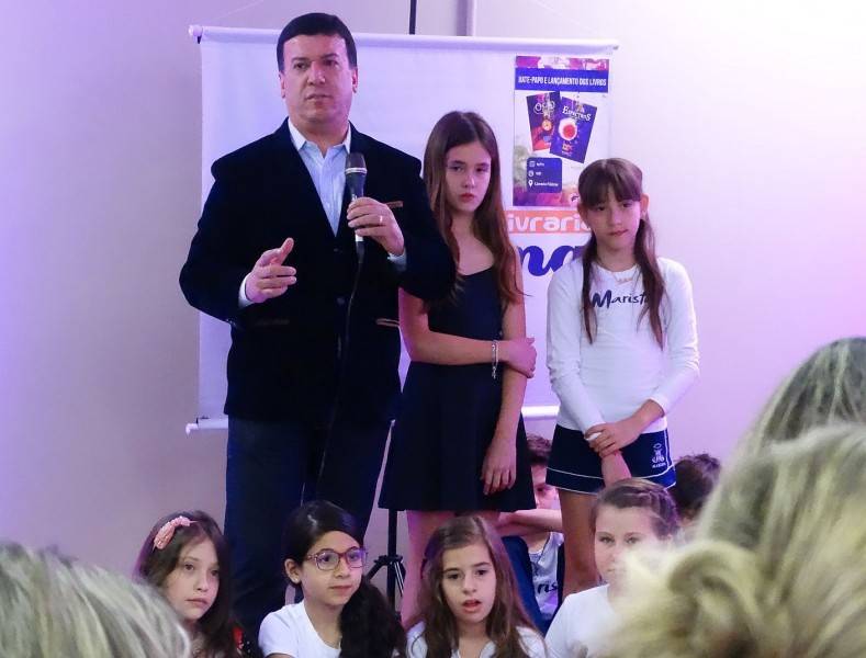 Mauro Felippe apresenta novas obras com recital de poesias — foto 2