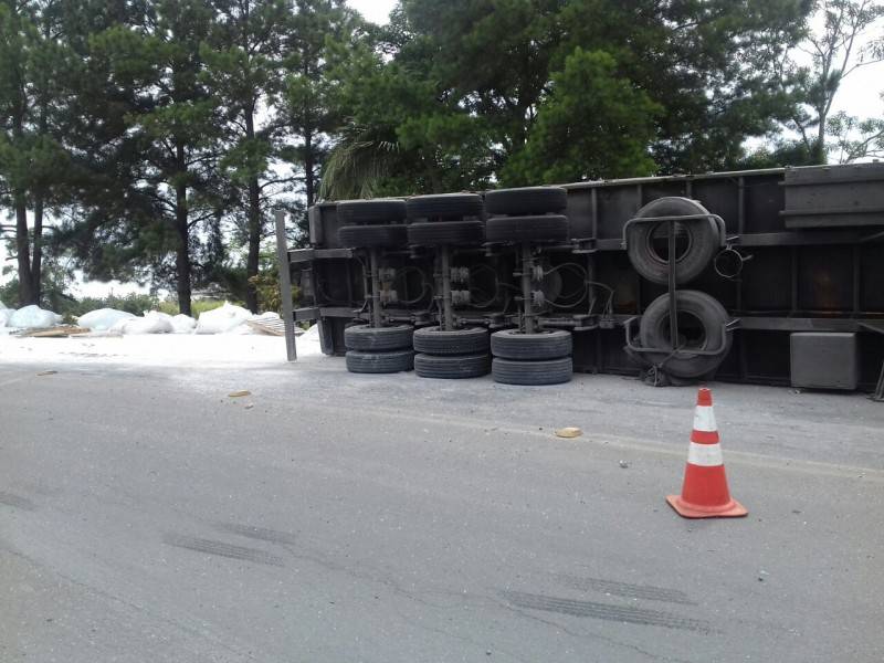 Atualizada: Carreta tomba e material fica sobre a pista — foto 1