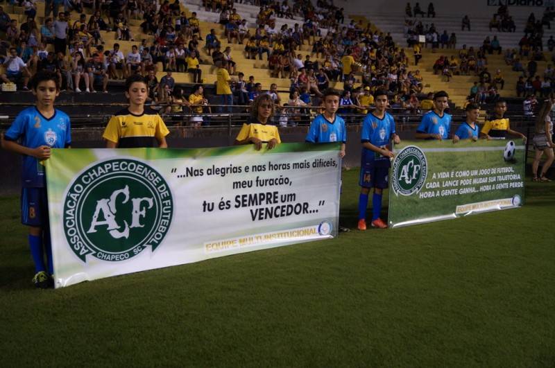 VÍDEO: Homenagem à Chapecoense marca noite no Majestoso — foto 1