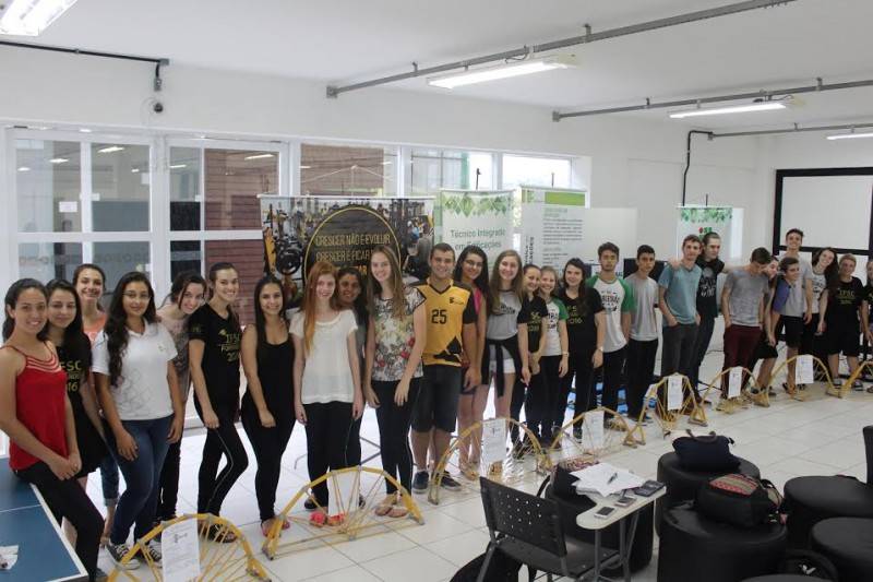 Pontes de espaguete suportam até 128kg em competição — foto 1
