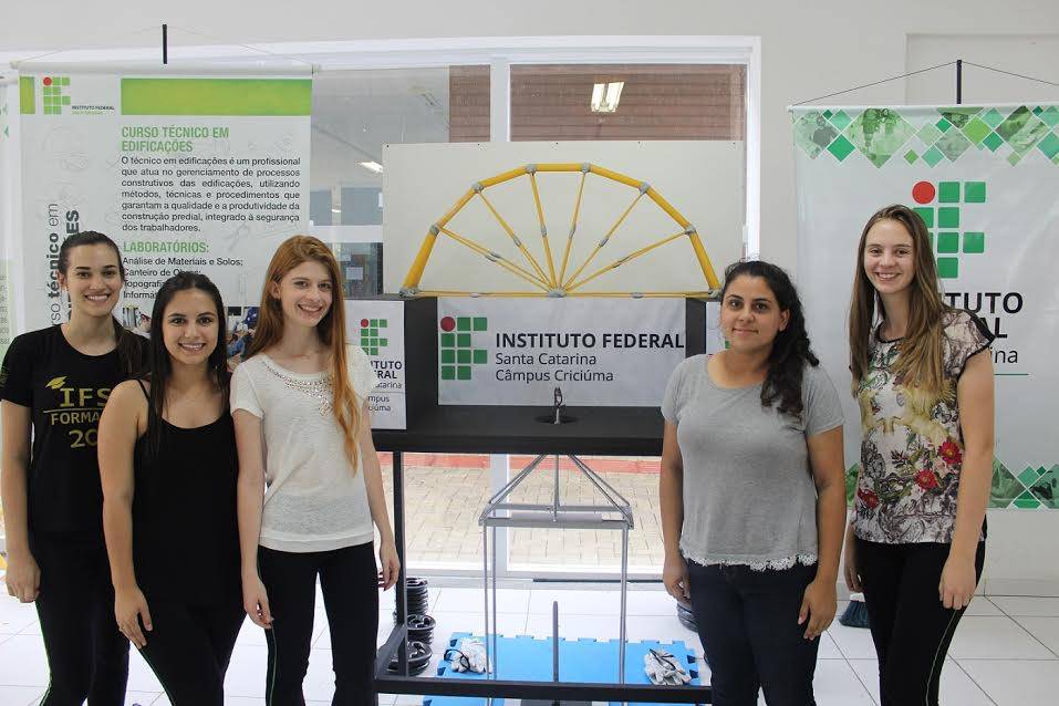 Pontes de espaguete suportam até 128kg em competição — foto 2