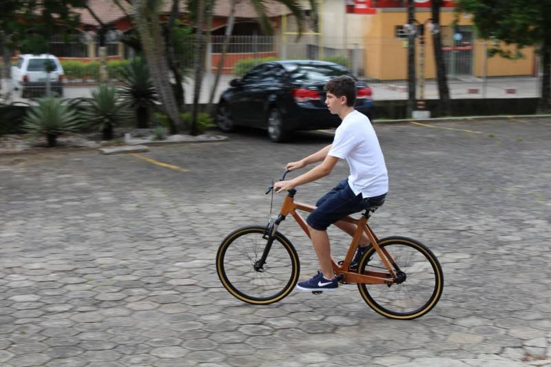 Bicicleta de madeira é entregue pela Engenharia Mecânica da Satc — foto 1