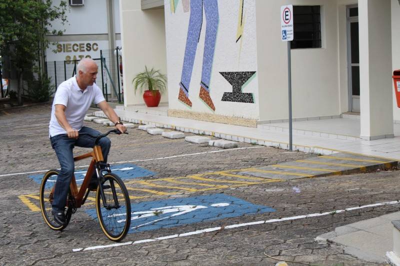Bicicleta de madeira é entregue pela Engenharia Mecânica da Satc — foto 2