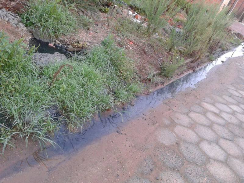 Moradores reclamam de esgoto a céu aberto em loteamento — foto 2