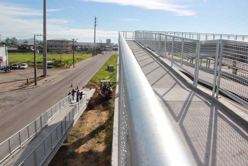 Nova passarela da BR-101 Sul recebe trabalhos finais — foto 1