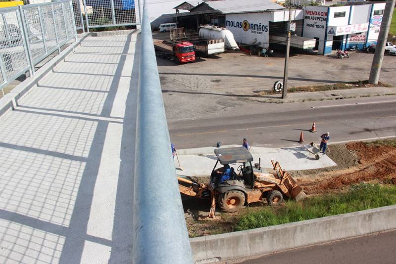 Nova passarela da BR-101 Sul recebe trabalhos finais — foto 3