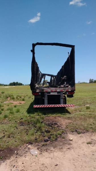 Carreta baú pega fogo nas margens da BR-101 — foto 1