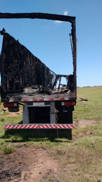 Carreta baú pega fogo nas margens da BR-101 — foto 2