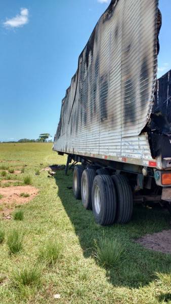 Carreta baú pega fogo nas margens da BR-101 — foto 4
