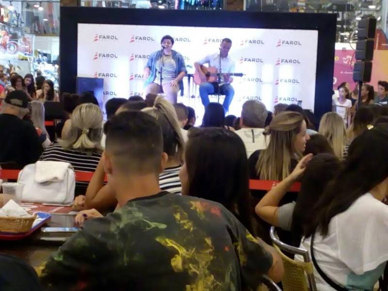 Público prestigia show de Ana Vilela no Farol Shopping — foto 1