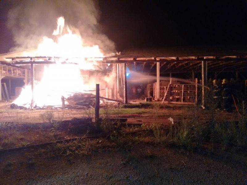 Estoque de madeira de cerâmica é destruído em incêndio — foto 1